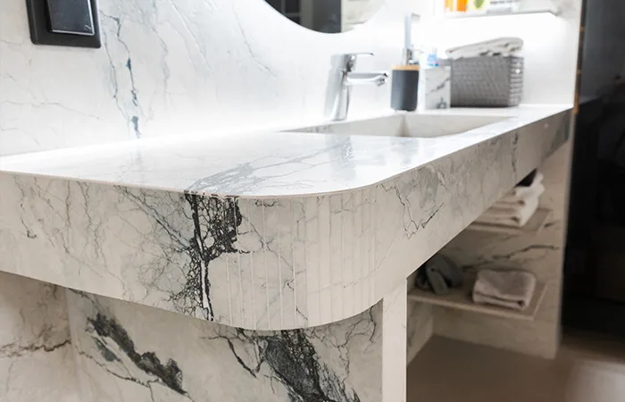 Allastiskin reuna pyöristetty.