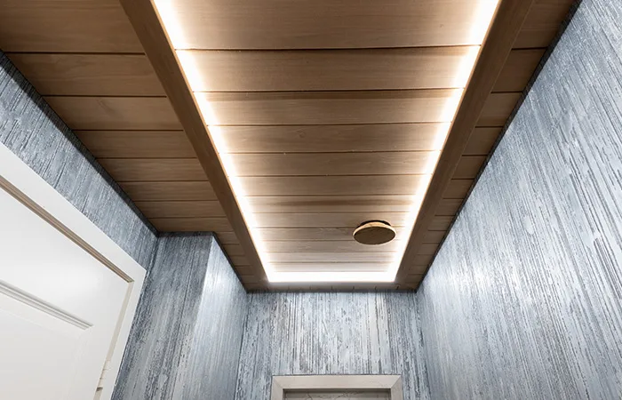 Puinen katto ja siihen upotetut LED-valot luo lämpimän ja luonnollisen tunnelman.