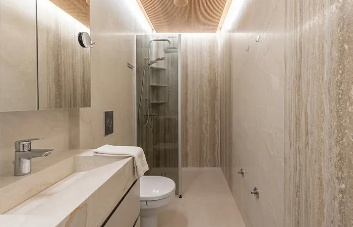 Ylellinen ja lämmin WC-tila suihkulla.