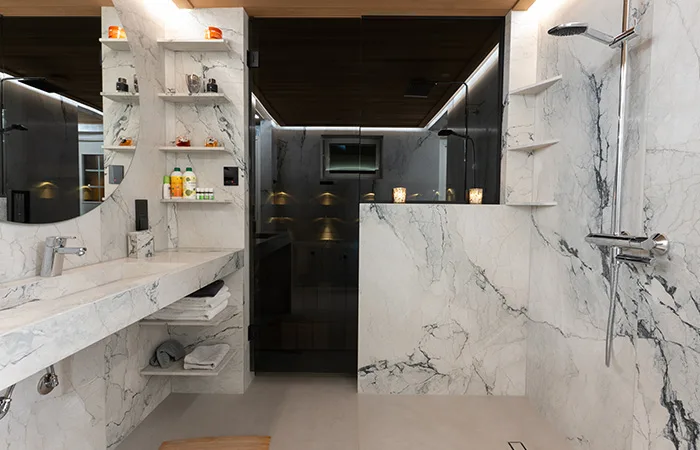 Avoin suihkutila on varustettu tyylikkäällä sadesuihkulla ja modernilla linjakaivolla, mikä takaa linjakkaan ja esteettömän lopputuloksen.